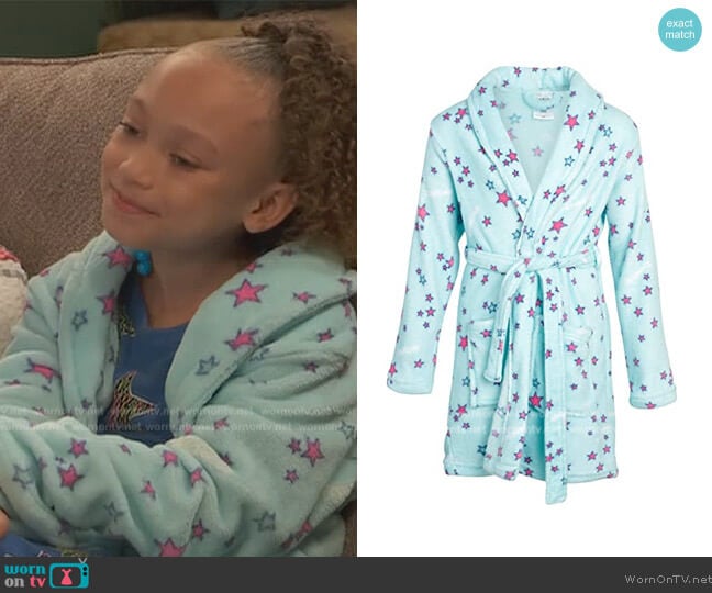 Bebe Ultra Soft Plush Robe with Pockets worn by Alice Baxter (Mykal-Michelle Harris) on Ravens Home
