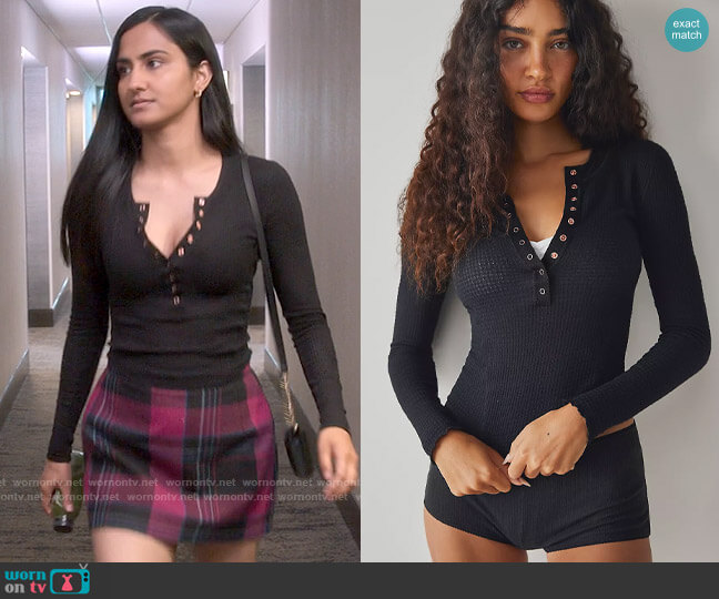 Free People One Of The Girls Henley in Black worn by Bela Malhotra (Amrit Kaur) on The Sex Lives of College Girls