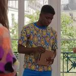 Julien’s blue and yellow printed t-shirt on Emily in Paris Season 3