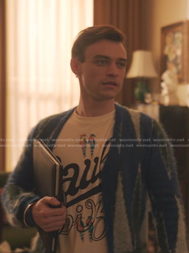 Max’s printed tee and blue mohair cardigan on Gossip Girl