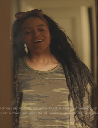 Zoya’s camo print tee on Gossip Girl
