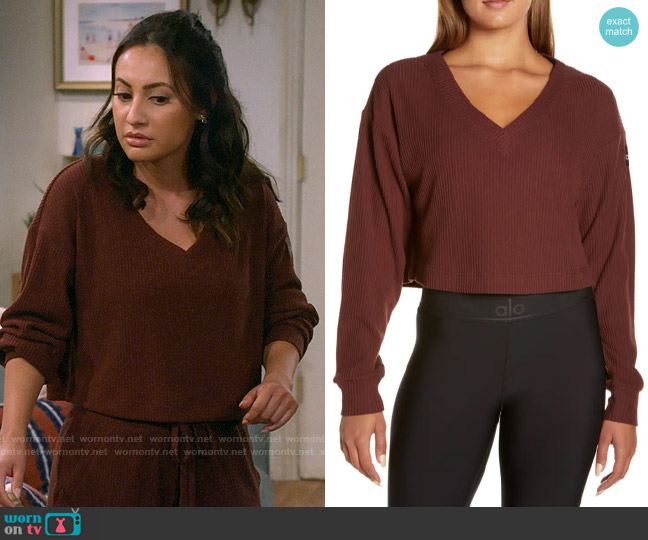 Alo Muse Ribbed Crop Pullover in Cherry Cola worn by Valentina (Francia Raisa) on How I Met Your Father