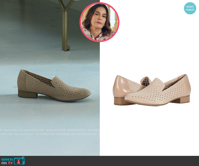 Clarks Juliet Hayes Loafer worn by Dolly (Teri Hatcher) on Fantasy Island