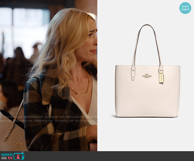 Coach Town Tote in Gold/Chalk worn by Georgia Miller (Brianne Howey) on Ginny & Georgia