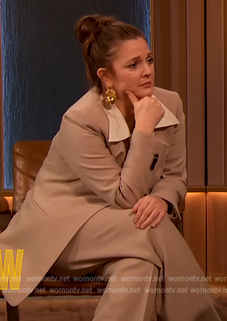 Drew’s beige blazer and pants on The Drew Barrymore Show