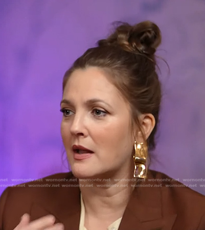 Drew Barrymore’s gold folded plate earrings on Today