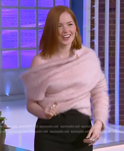Ellie Bamber’s pink teddy one sleeve top on The Kelly Clarkson Show