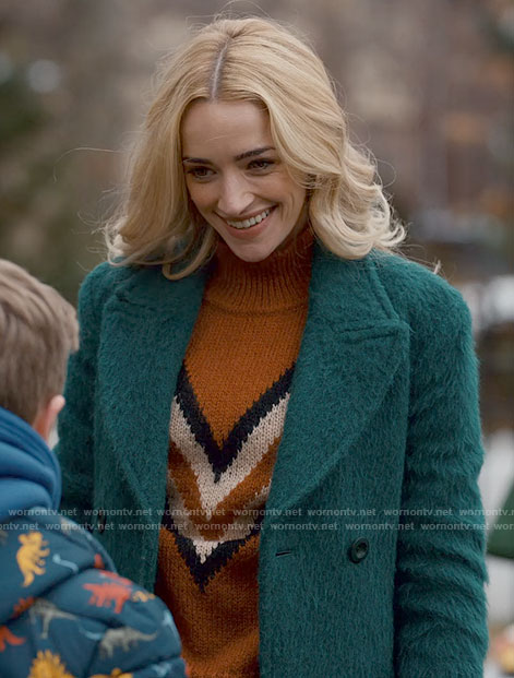 Georgia’s rust chevron stripe sweater on Ginny & Georgia