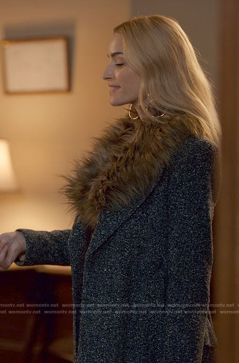 Georgia’s grey coat with fur collar on Ginny & Georgia