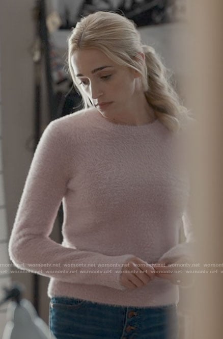 Georgia’s pink fluffy sweater and skinny jeans on Ginny & Georgia