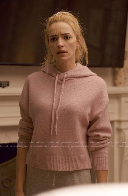Georgia’s pink hoodie sweater on Ginny & Georgia