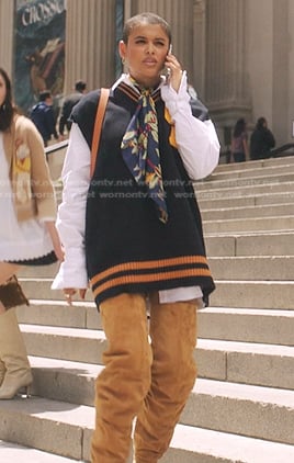 Julien’s navy oversized vest and beige boots on Gossip Girl