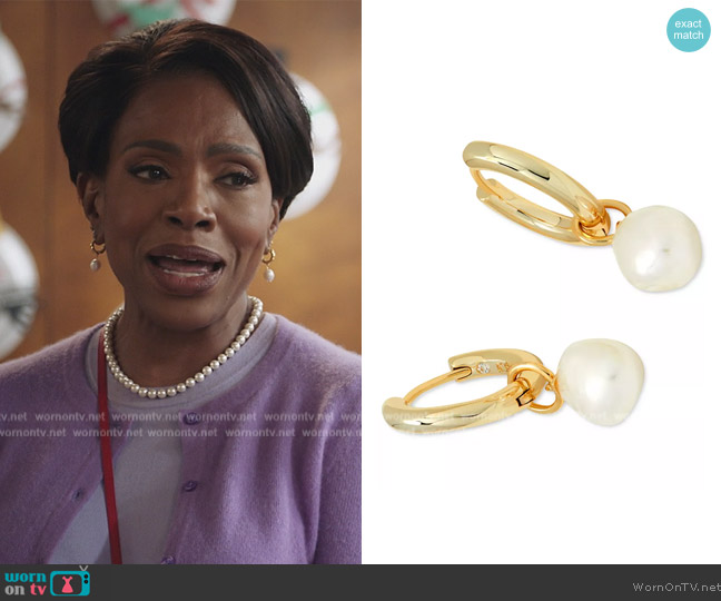Kendra Scott Baroque Pearl Charm Huggie Hoop Earrings worn by Barbara Howard (Sheryl Lee Ralph) on Abbott Elementary
