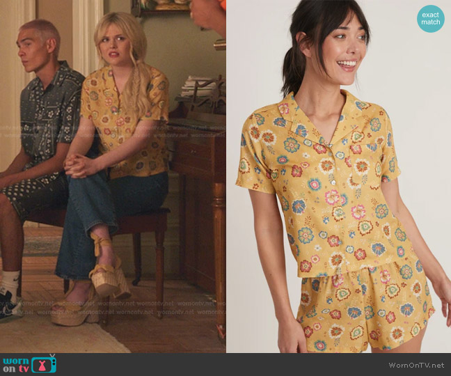 Marine Layer Daydream Short Sleeve PJ Top in Retro Hibiscus worn by Audrey Hope (Emily Alyn Lind) on Gossip Girl