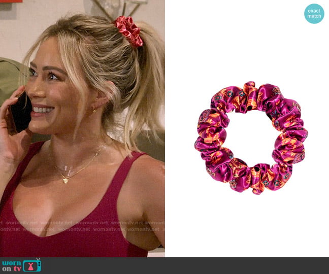 Slip Large Moonflower Slipsilk™ Scrunchie worn by Sophie (Hilary Duff) on How I Met Your Father