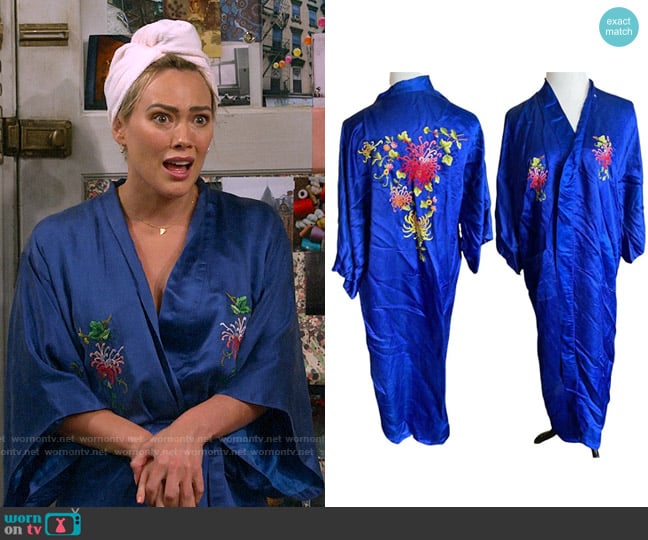 Vintage worn by Sophie (Hilary Duff) on How I Met Your Father