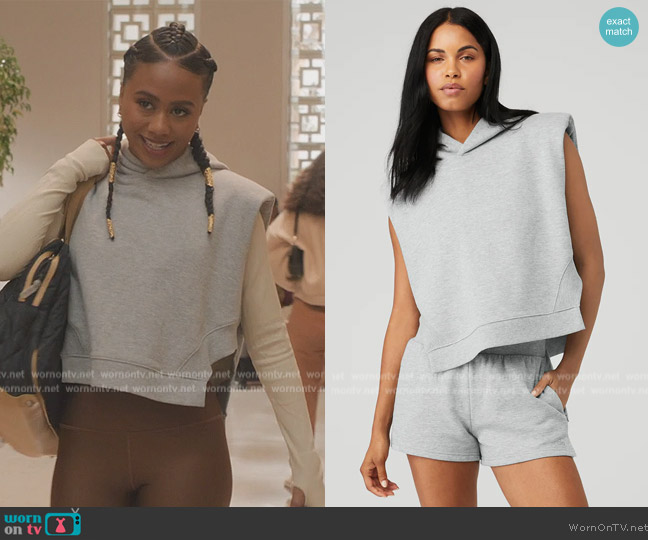 Alo Yoga Cropped Headliner Shoulder Pad Sleeveless Tee worn by Keisha (Netta Walker) on All American Homecoming