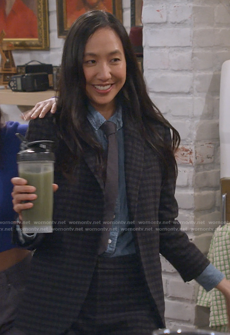 Ellen’s grey checked suit and boots on How I Met Your Father