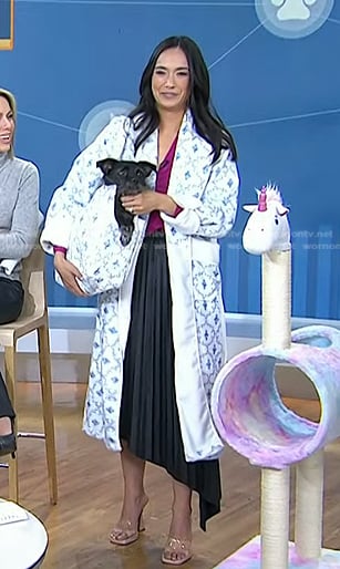 Emilie’s white printed robe and pet bag on Today