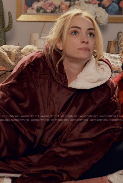 Georgia’s burgundy wearable blanket on Ginny & Georgia