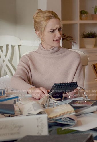 Georgia’s blush pink sweater on Ginny & Georgia
