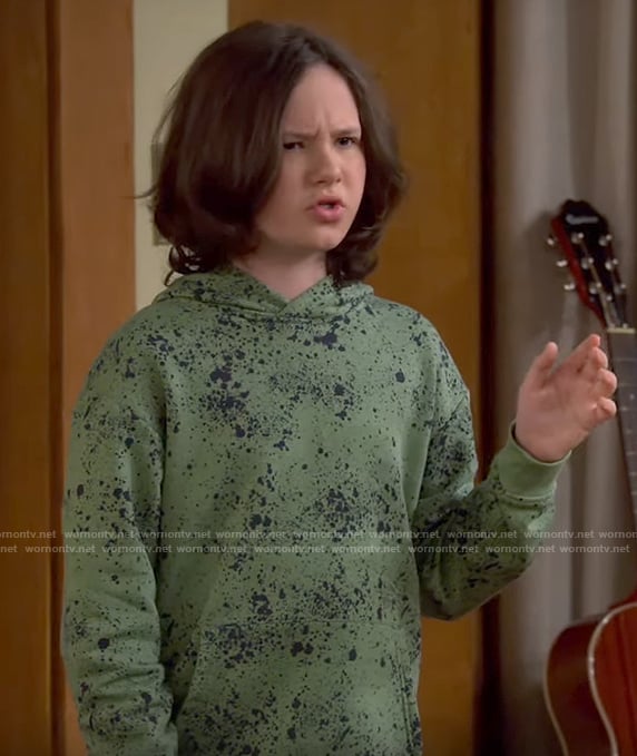 Grover’s green paint splatter print hoodie on The Neighborhood