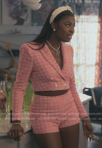 Hilary’s pink houndstooth cropped blazer on Bel-Air