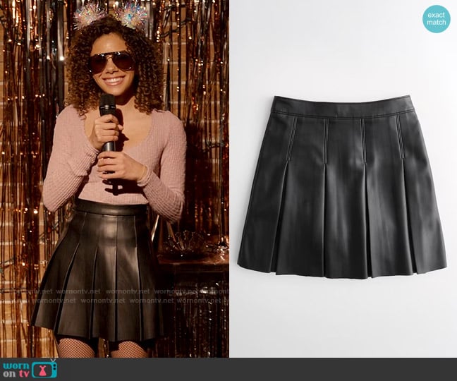 Hollister Ultra High-Rise Vegan Leather Pleated Mini Skirt worn by Ginny Miller (Antonia Gentry) on Ginny & Georgia