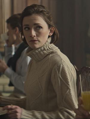 Kate’s beige turtleneck sweater on You