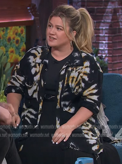 Kelly’s black tie die print tunic on The Kelly Clarkson Show