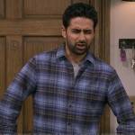 Sid’s blue plaid shirt on How I Met Your Father