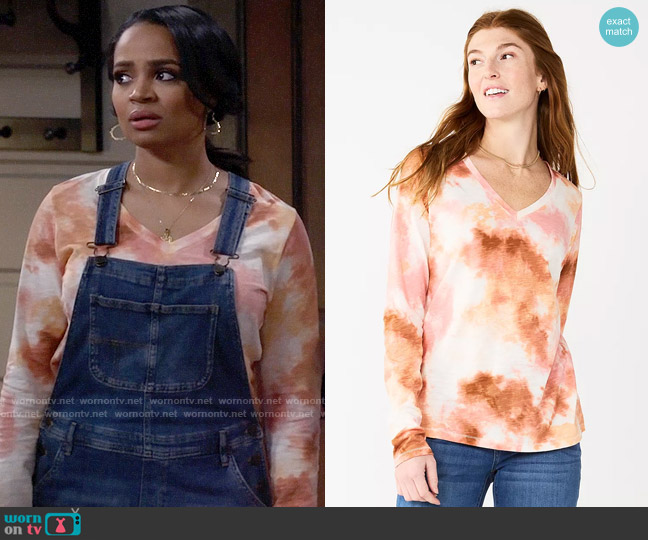 Sonoma Goods For Life Everyday V-Neck Long Sleeve Tee in Pink Neutral Tie Dye worn by Randi (Kyla Pratt) on Call Me Kat