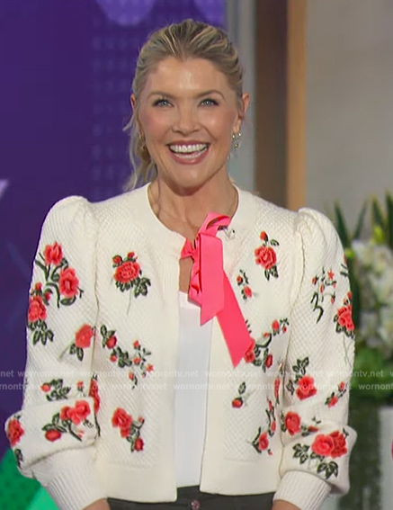 Amanda’s white floral cardigan on The Talk
