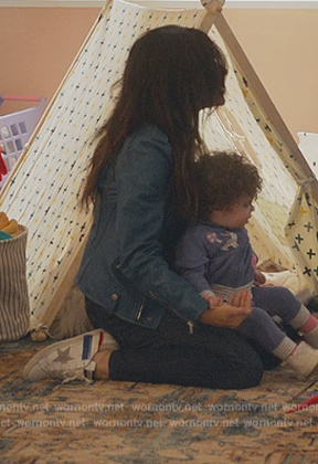 Billie’s white star sneakers on Sex/Life