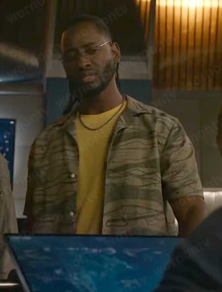 Chester’s green wavy striped shirt on The Flash