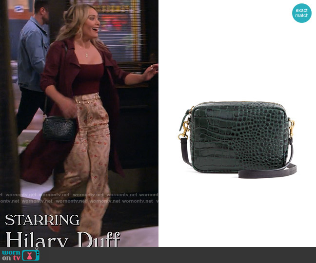 Clare V Midi Sac in Green Croco worn by Sophie (Hilary Duff) on How I Met Your Father
