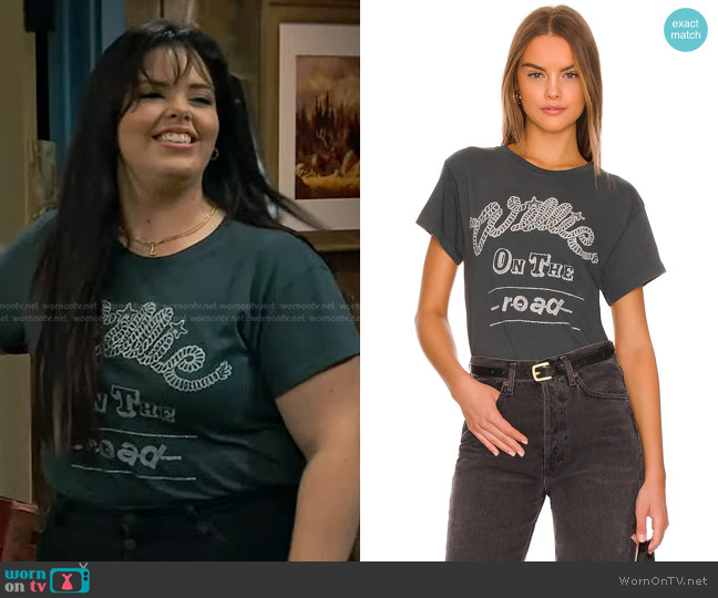 Daydreamer Willie Nelson On The Road Tour Tee worn by Lou Hockhauser (Miranda May) on Bunkd