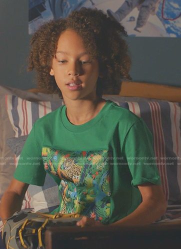 Denny’s green jungle print tee on 9-1-1