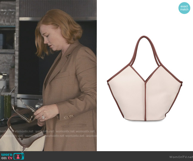 Hereu Calella Tote bag worn by Shiv Roy (Sarah Snook) on Succession