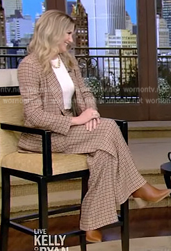 Jennifer Nettles’ houndstooth blazer and pants on Live with Kelly and Ryan