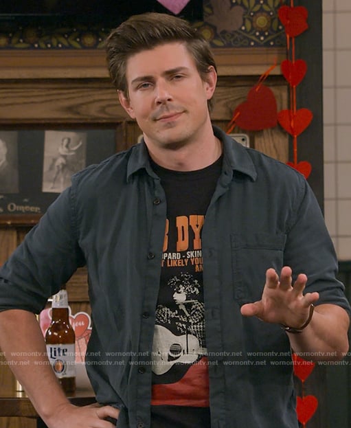 Jesse’s Bob Dylan t-shirt on How I Met Your Father