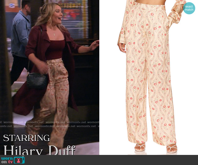 L'Academie Alise Trouser worn by Sophie (Hilary Duff) on How I Met Your Father