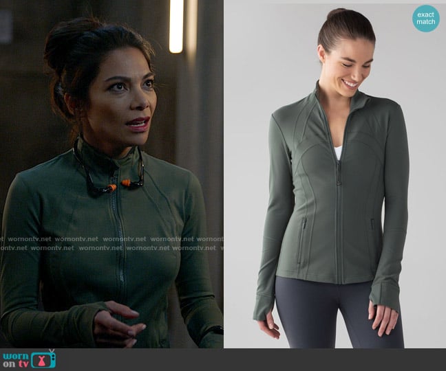 Lululemon Define Jacket in Dark Forest worn by Helen Tasker (Ginger Gonzaga) on True Lies