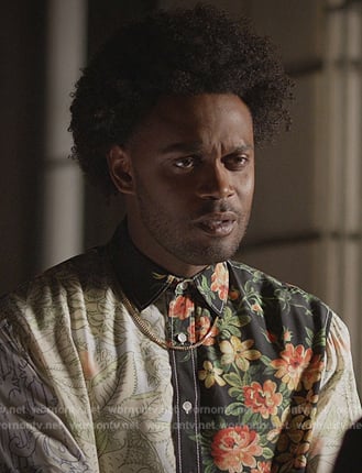 Noah’s mixed floral print shirt on Grand Crew