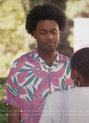 Noah’s floral print shirt on Grand Crew
