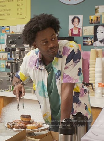 Noah’s white tie dye print shirt on Grand Crew