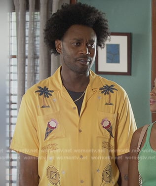 Noah’s yellow printed shirt on Grand Crew
