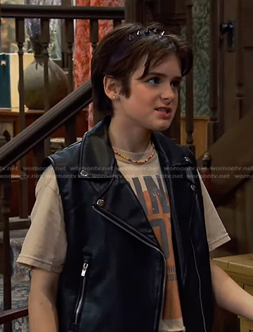 Whinnie’s beige graphic print tee on Bunkd