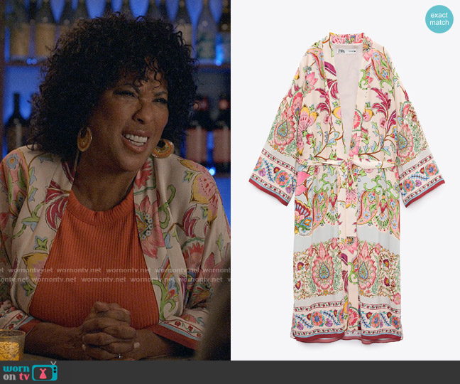 Zara Printed Kimono with Belt worn by Cricket (Angela Gibbs) on Not Dead Yet