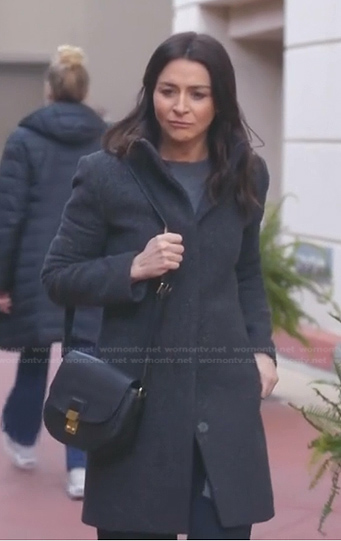 Amelia’s black crossbody bag on Greys Anatomy